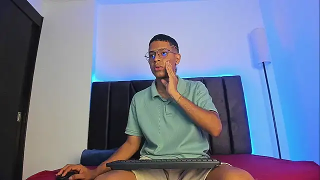 StellayDrake online show from February 14, 2026, 1:33 pm