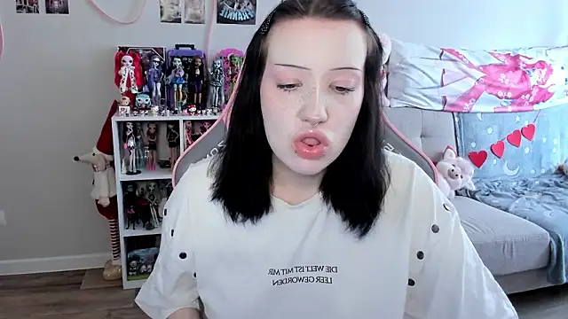 MollysLand online show from March 25, 2026, 9:19 am