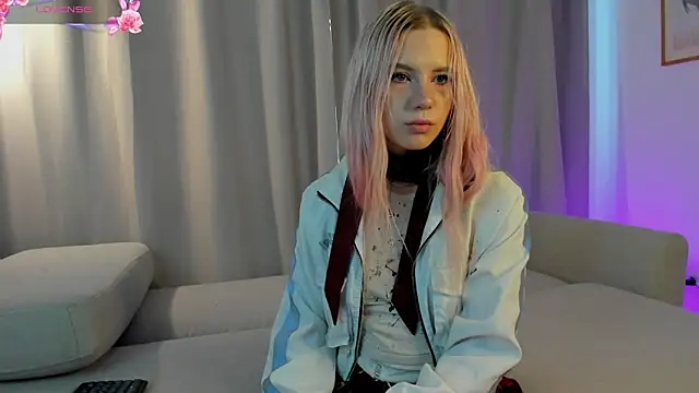 Snapshot of SimonaKaroly chatting on February 17, 2026, 8:33 am SimonaKaroly online show from February 17, 2026, 8:33 am