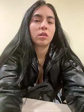 Sara Fernandez  online show from March 4, 2026, 1:19 pm