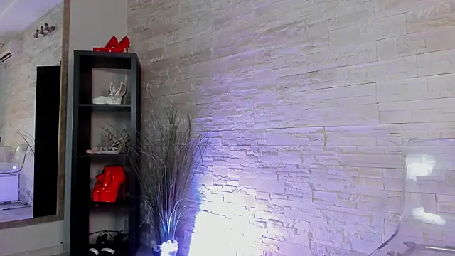 Ivorym00n online show from April 8, 2026, 4:36 am