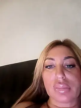 MiaMooly online show from November 23, 2025, 4:50 pm