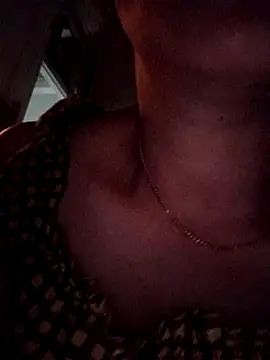 Snapshot of Anna-222 chatting on February 27, 2026, 11:37 pm Anna-222 online show from February 27, 2026, 11:37 pm