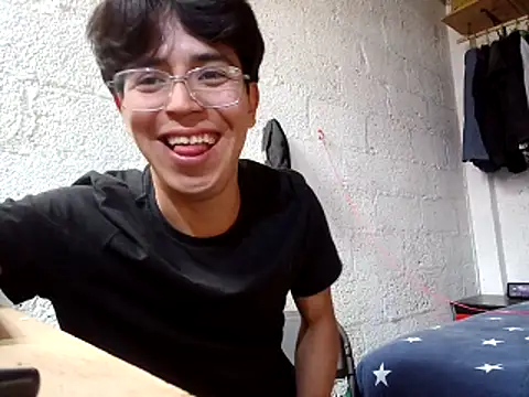 Snapshot of FAVOJS chatting on April 10, 2026, 11:34 pm FAVOJS online show from April 10, 2026, 11:34 pm