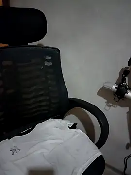 Snapshot of aki_zz69 chatting on February 5, 2026, 12:50 am aki zz69 online show from February 5, 2026, 12:50 am