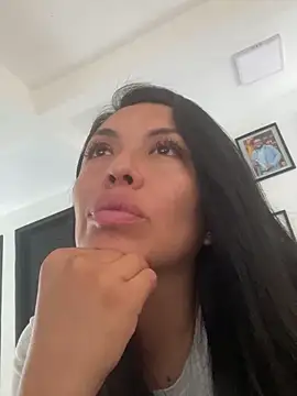 Emma Sanz   online show from April 10, 2026, 4:03 pm