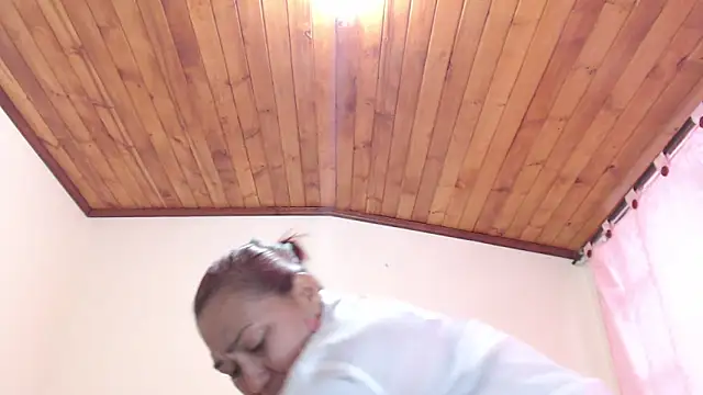 dannamomcerratt online show from February 16, 2026, 9:02 pm