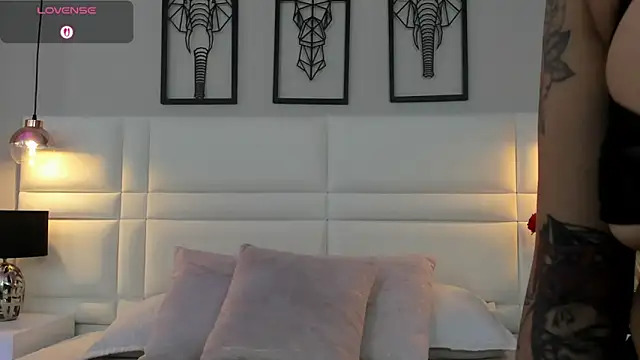 Snapshot of RaquelHyde_ chatting on February 17, 2026, 8:39 pm RaquelHyde online show from February 17, 2026, 8:39 pm