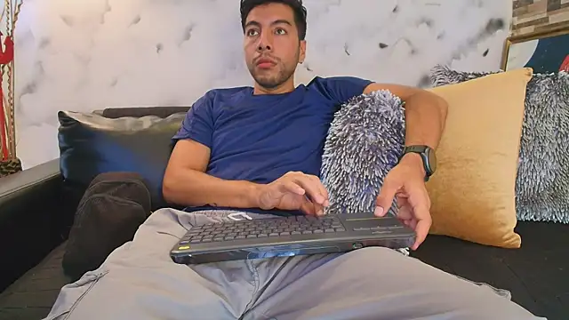 Max Hornye online show from April 7, 2026, 6:43 pm