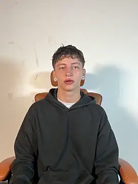 ARON LUXX online show from March 16, 2026, 6:32 pm