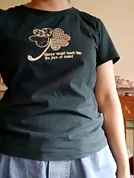 LiilyZi online show from April 6, 2026, 6:58 am