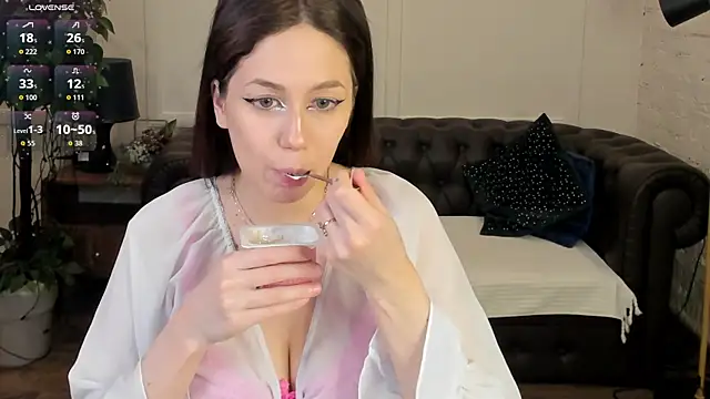 laylaura online show from March 27, 2026, 8:37 am