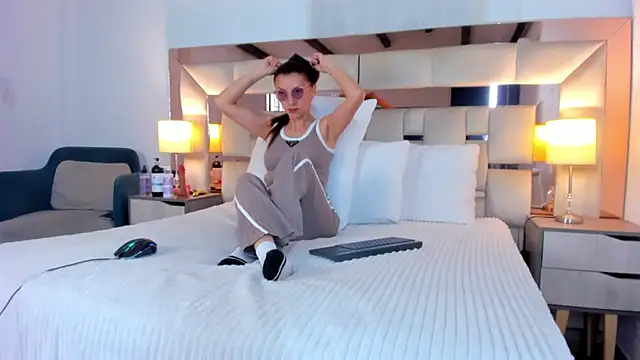 EloiseClairmont online show from April 8, 2026, 7:37 pm