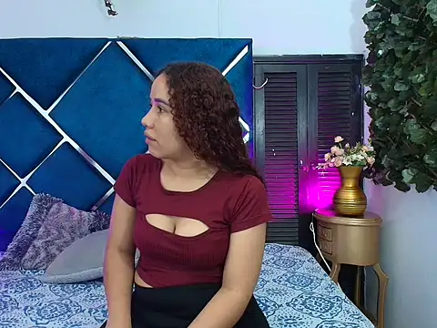 Snapshot of VenuzNaughty chatting on February 17, 2026, 12:02 pm VenuzNaughty online show from February 17, 2026, 12:02 pm