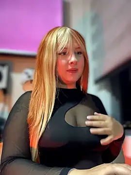 Snapshot of CharlotteUwU_ chatting on February 9, 2026, 11:36 pm CharlotteUwU online show from February 9, 2026, 11:36 pm