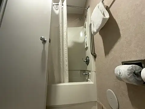 Goldie Glows63 online show from April 1, 2026, 5:09 am