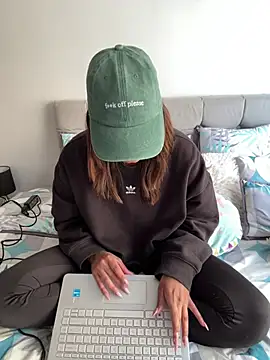 RachelWeisz  online show from April 18, 2026, 6:32 pm