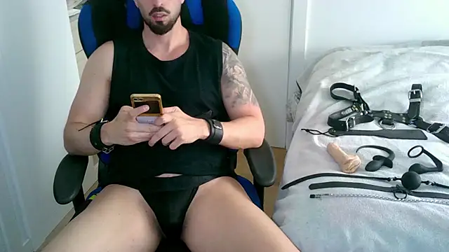 Snapshot of Sub-Titan chatting on April 11, 2026, 10:41 am Sub-Titan online show from April 11, 2026, 10:41 am