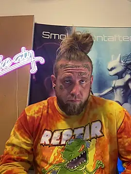 Snapshot of Smokebluntafterblunt chatting on June 17, 2026, 2:38 pm Smokebluntafterblunt online show from June 17, 2026, 2:38 pm