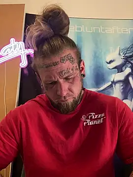 Snapshot of Smokebluntafterblunt chatting on June 3, 2026, 2:07 pm Smokebluntafterblunt online show from June 3, 2026, 2:07 pm