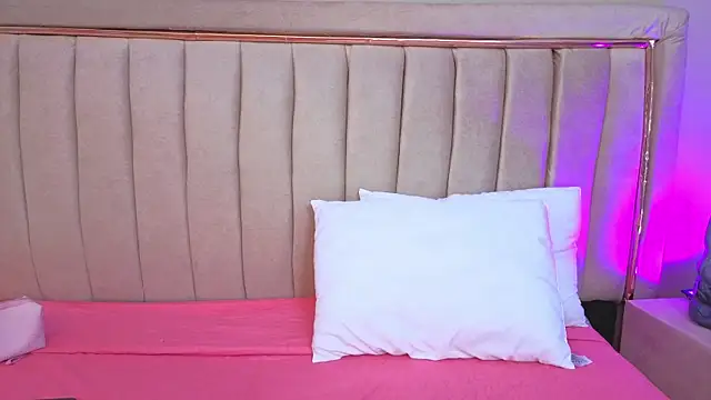 Mia Naive online show from April 14, 2026, 11:59 am