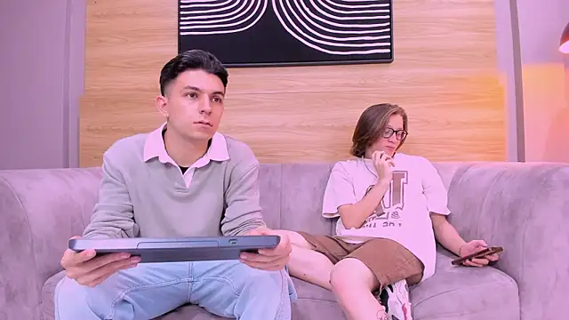 close friends online show from May 27, 2026, 7:54 pm