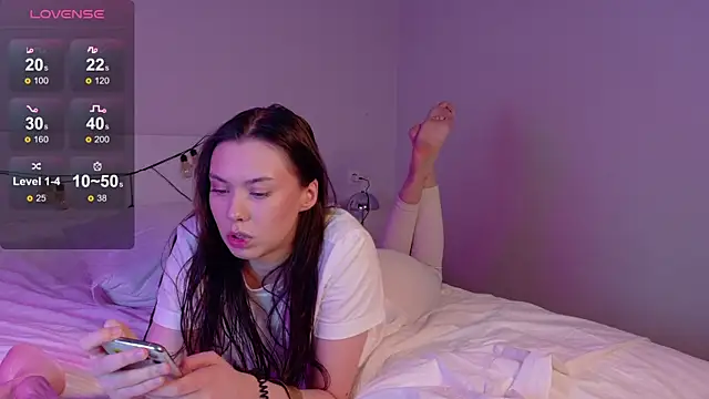 gwenonl1ne online show from April 8, 2026, 2:07 pm