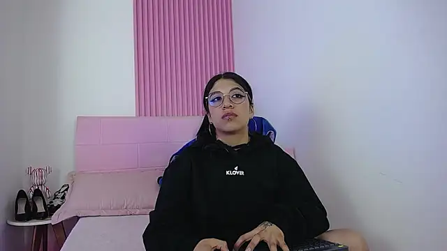 Snapshot of sharlotaustral18 chatting on February 10, 2026, 3:44 pm sharlotaustral18 online show from February 10, 2026, 3:44 pm