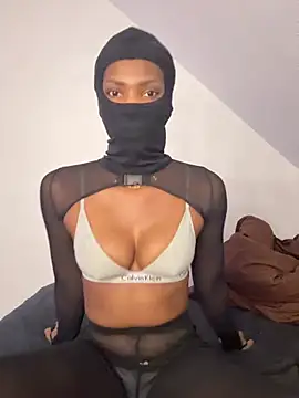 Snapshot of KiaraAmara chatting on February 16, 2026, 7:12 pm KiaraAmara online show from February 16, 2026, 7:12 pm