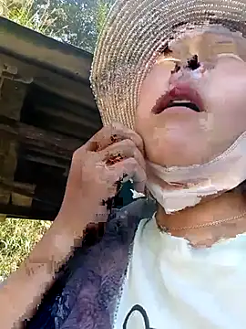 Snapshot of Yiyoongg chatting on February 15, 2026, 7:51 am Yiyoongg online show from February 15, 2026, 7:51 am