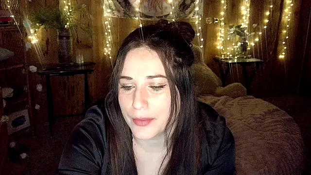 VelvetBrunetteXo online show from April 15, 2026, 12:21 pm