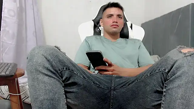 Snapshot of Tuporia6272 chatting on February 13, 2026, 5:51 am Tuporia6272 online show from February 13, 2026, 5:51 am