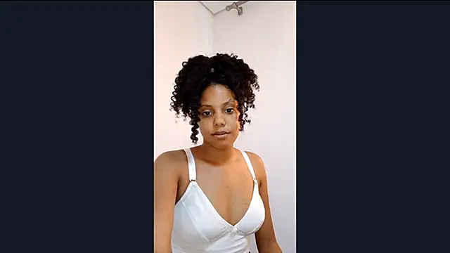 EsterSantopietro online show from February 15, 2026, 1:43 pm