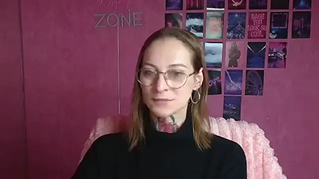 Snapshot of Esmi_Winter chatting on February 18, 2026, 6:22 am Esmi Winter online show from February 18, 2026, 6:22 am