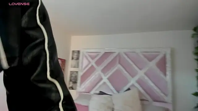 Snapshot of luxx_11 chatting on February 27, 2026, 12:05 pm luxx 11 online show from February 27, 2026, 12:05 pm