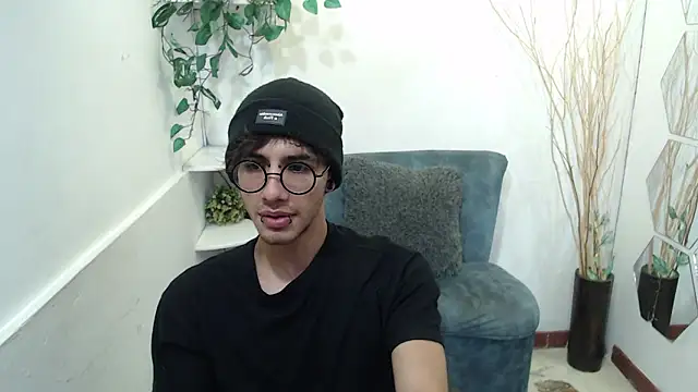 Snapshot of AaronBeer_ chatting on February 14, 2026, 11:32 am AaronBeer online show from February 14, 2026, 11:32 am