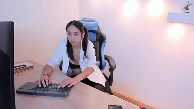 Gaia n Nix online show from April 12, 2026, 3:43 am