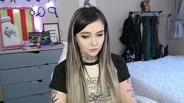 Rin Tozier online show from April 19, 2026, 1:06 am