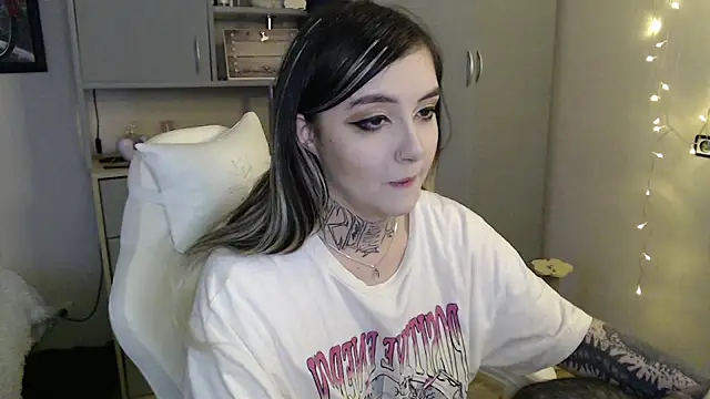 Rin Tozier online show from April 12, 2026, 1:31 am