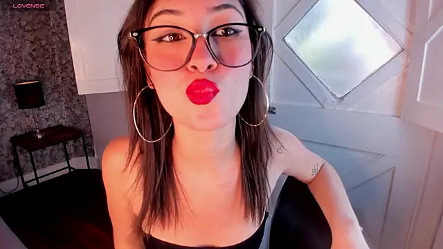 Honey Sweet777  online show from April 17, 2026, 8:33 pm