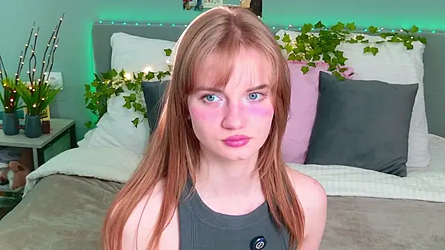 ElfieWhite online show from June 19, 2026, 4:57 pm