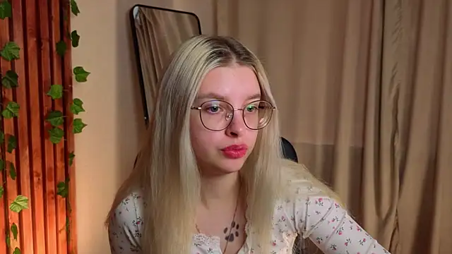 TiffanyPeachi online show from April 14, 2026, 10:31 am