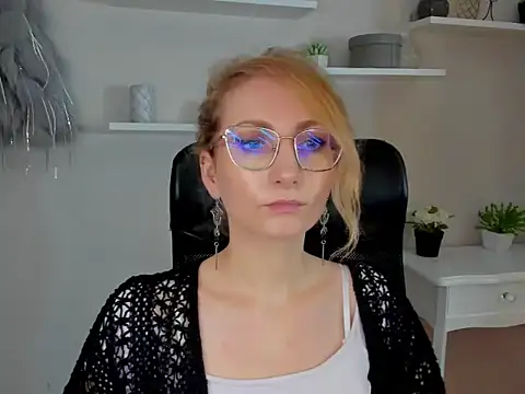 Snapshot of CinderellaMoon chatting on February 25, 2026, 6:35 am CinderellaMoon online show from February 25, 2026, 6:35 am