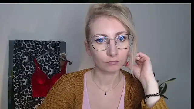 CinderellaMoon online show from April 8, 2026, 5:20 am