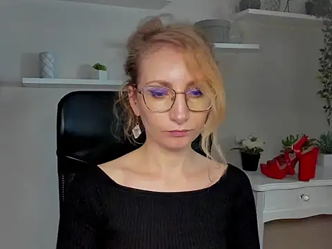 Snapshot of CinderellaMoon chatting on February 26, 2026, 6:24 am CinderellaMoon online show from February 26, 2026, 6:24 am