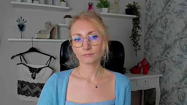 CinderellaMoon online show from March 26, 2026, 6:22 am