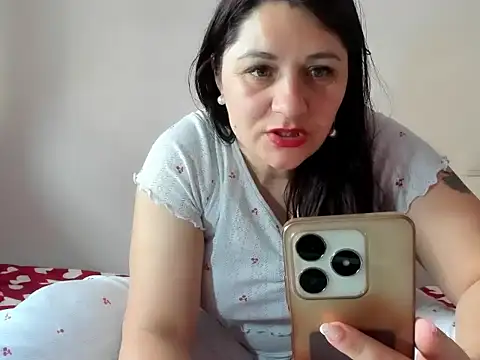 Snapshot of EVELYNA88 chatting on February 16, 2026, 11:42 am EVELYNA88 online show from February 16, 2026, 11:42 am