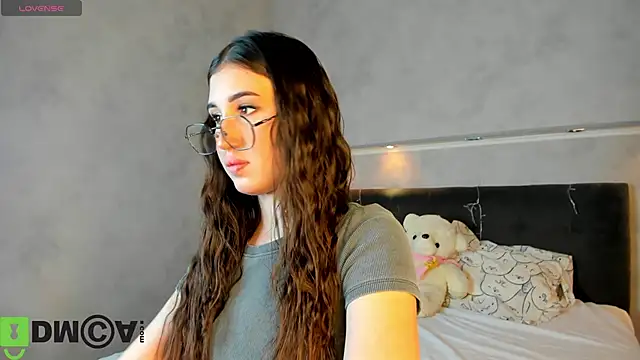 Emily Lews online show from March 5, 2026, 1:13 am