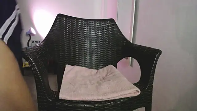 Snapshot of Luuu19 chatting on February 15, 2026, 7:51 am Luuu19 online show from February 15, 2026, 7:51 am