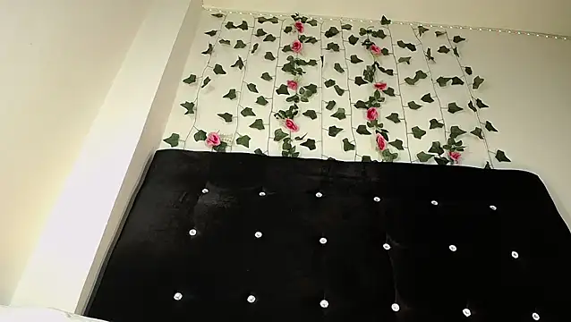 Kristal Queen01 online show from April 12, 2026, 6:22 pm